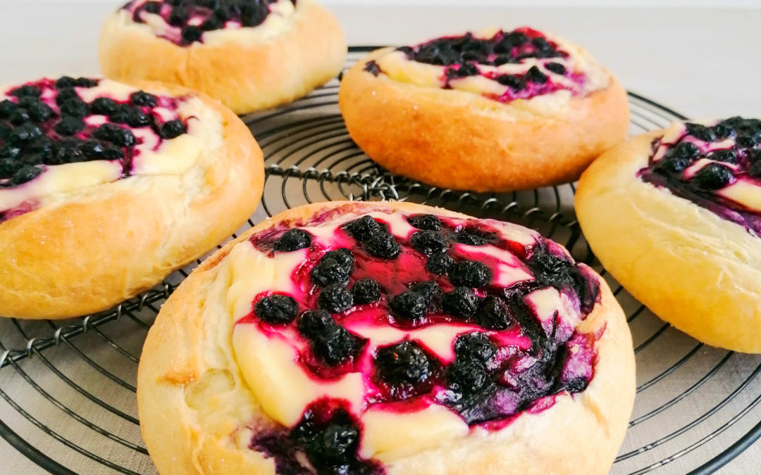 Heidelbeer-Brioche, Lemon Curd, Frischkäse