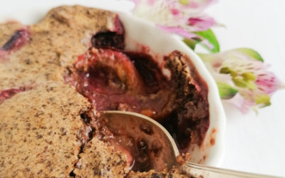 Pflaumen, Schokoladenschaum, Mandeln